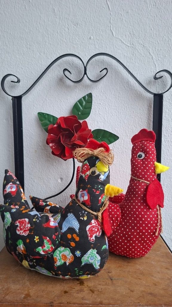Duas galinhas decorativas de tecido estampado com suporte de ferro e flor de metal